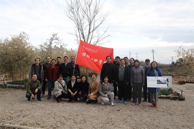 植病学科在小南山景观设计留影.jpg